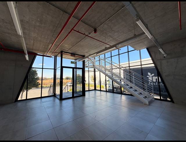 1,765M² WAREHOUSE TO LET IN AIRPORT PARK